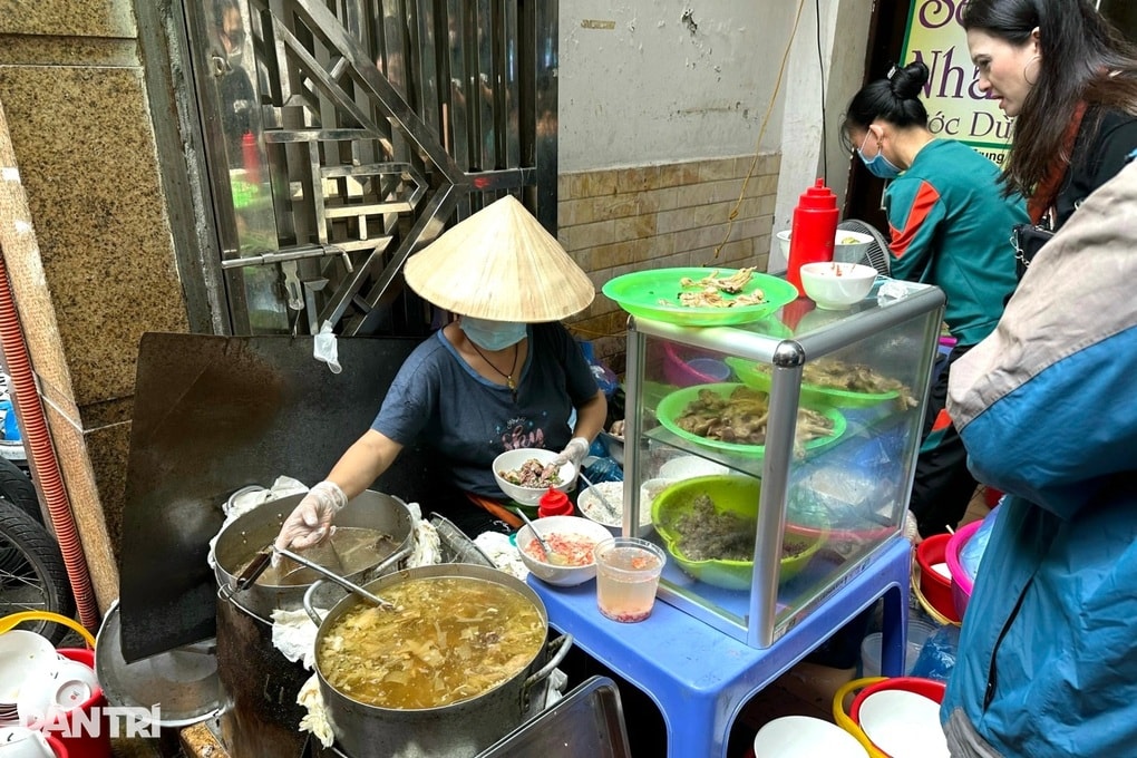 Đi ăn bún chửi ở Hà Nội, khách sốc với kiểu bán hàng ép mua chỗ - 1 Đi ăn bún chửi ở Hà Nội, khách sốc với kiểu bán hàng ép mua chỗ - 1