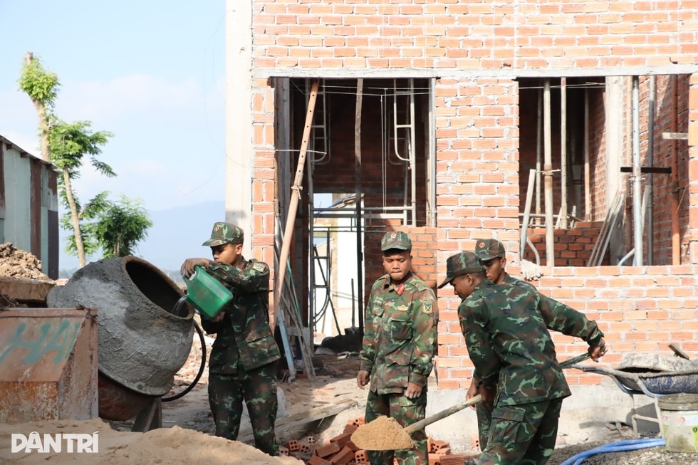 Người dân vùng lũ khát khao Tết ấm - 1