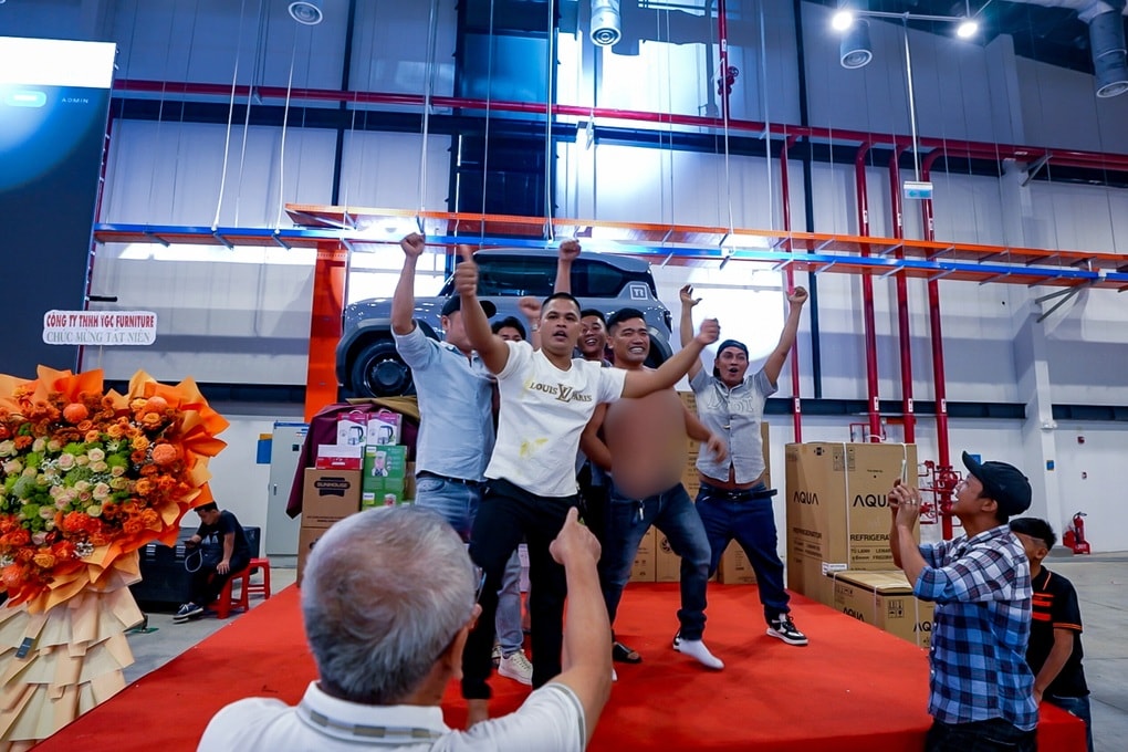 Ăn tiệc tất niên, người đàn ông ở TPHCM trúng thưởng xe ô tô - 1