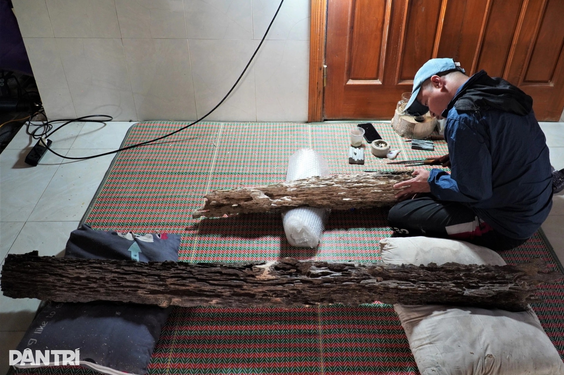 Cận cảnh khúc gỗ trăm năm có một, được định giá tiền tỷ - 10 Cận cảnh khúc gỗ trăm năm có một, được định giá tiền tỷ - 10