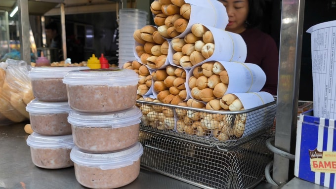 Pate Cột Đèn truyền thống bán ở đường Chùa Hàng. Ảnh: Lê Tân