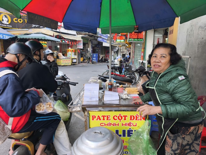 Khách đến mua bánh mỳ Pate Cột Đèn ở đường Chùa Hàng, sáng 10/1. Ảnh: Lê Tân