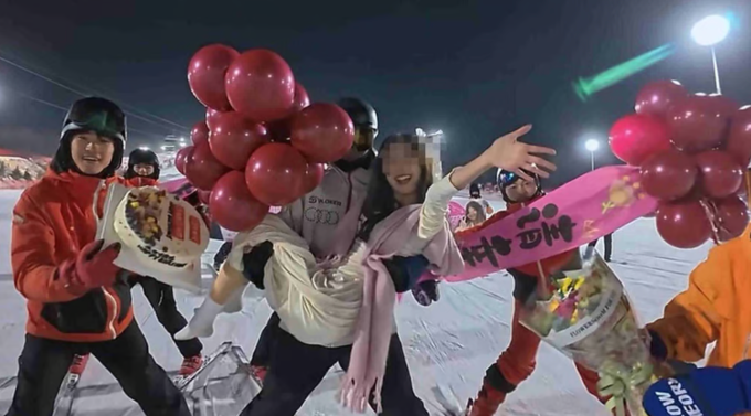 Một cô gái được các soái ca tổ chức sinh nhật ở khu trượt tuyết. Ảnh: Sina.com