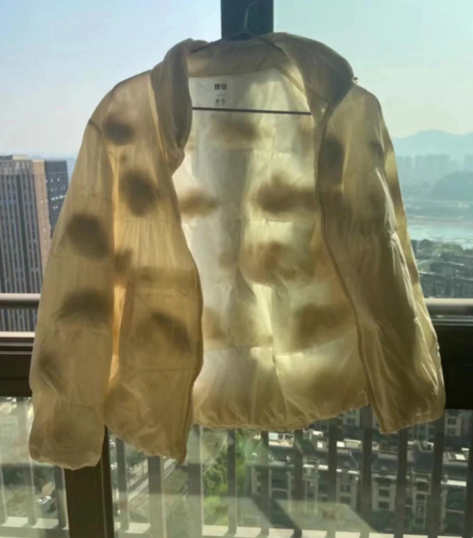 Giặt áo phao sai cách khiến sản phẩm bị dồn bông, khó có thể sử dụng tiếp. Ảnh minh họa: Judy