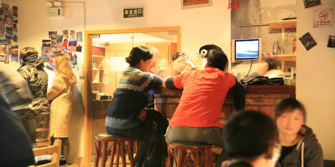 Đông khách trò chuyện với nhau tại nhà nghỉ Blue Mountain , Thượng Hải, năm 2008-2009. Ảnh: Wu Sihong