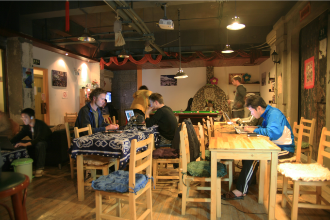 Bên trong nhà trọ thanh niên Blue Mountain, Thượng Hải, năm 2008-2009. Ảnh: Wu Sihong