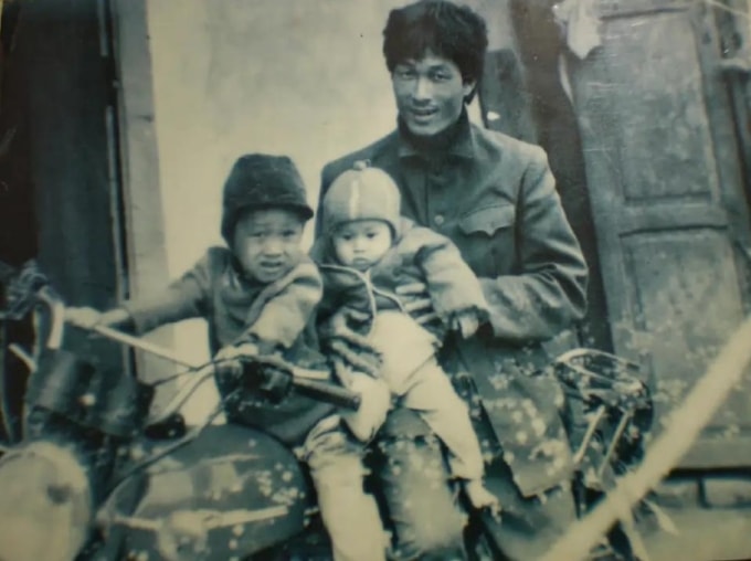 Bức ảnh duy nhất Hoàng chụp cùng bố và em trai trước khi bị thất lạc. Ảnh gia đình cung cấp