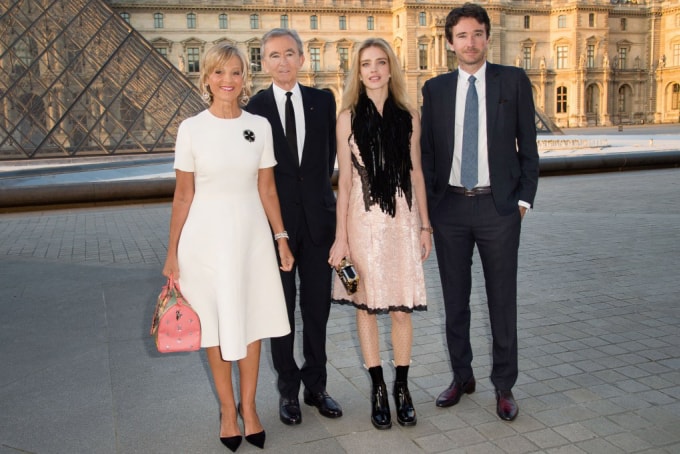Tỷ phú Arnault với vợ thứ hai và hai người con của vợ đầu. Ảnh: WSJ