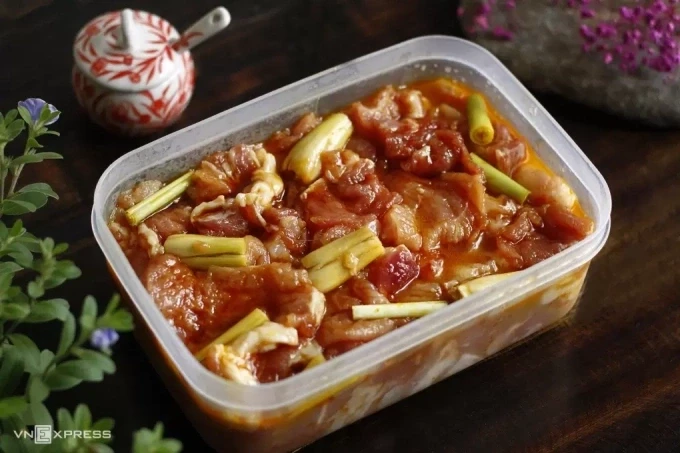 Ướp muối lâu có thể làm mất nước ngọt của thịt. Ảnh minh họa: Bùi Thủy