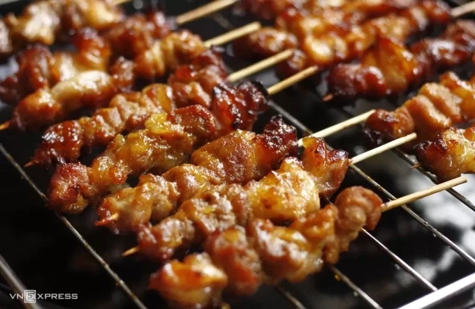 Thịt xiên nướng. Ảnh: Bùi Thủy