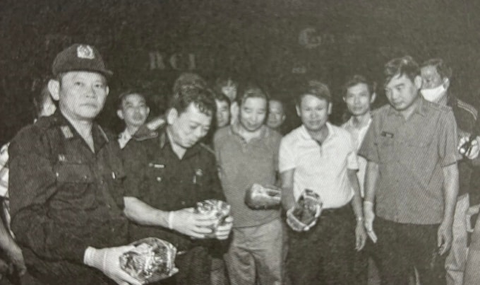 Ông Nguyễn Văn Viện (thứ tư từ trái qua) cùng các cán bộ ban chuyên án và tang vật thu giữ trong các container đá xẻ tại Cảng Cát Lái, TP HCM, tháng 7/2020. Ảnh: Sách Giữa trận đồ ma túy