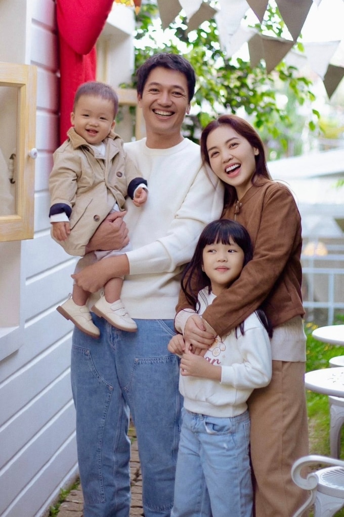 Vợ chồng Quang Tuấn bên con gái sáu tuổi và con trai hai tuổi. Ảnh: Nhân vật cung cấp