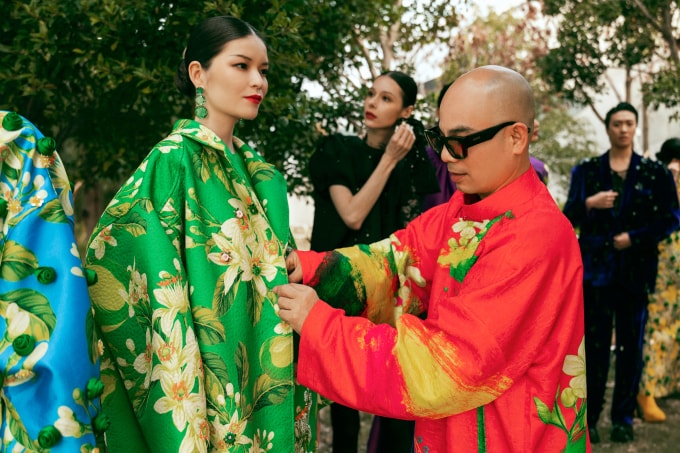 Nhà thiết kế Vũ Ngọc Tú chăm sóc người mẫu ở hậu trường.