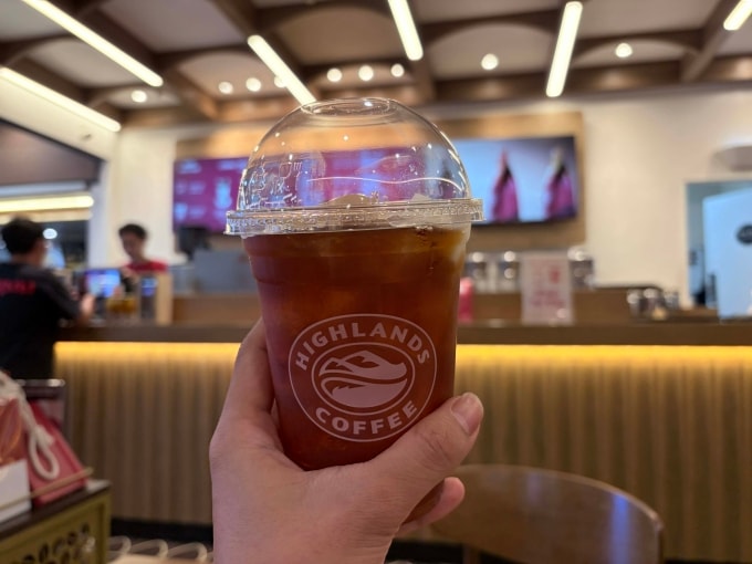 Trà thạch vải được bán tại một cửa hàng Highlands Coffee tại phường Tân Thuận (TP HCM). Ảnh: Tất Đạt