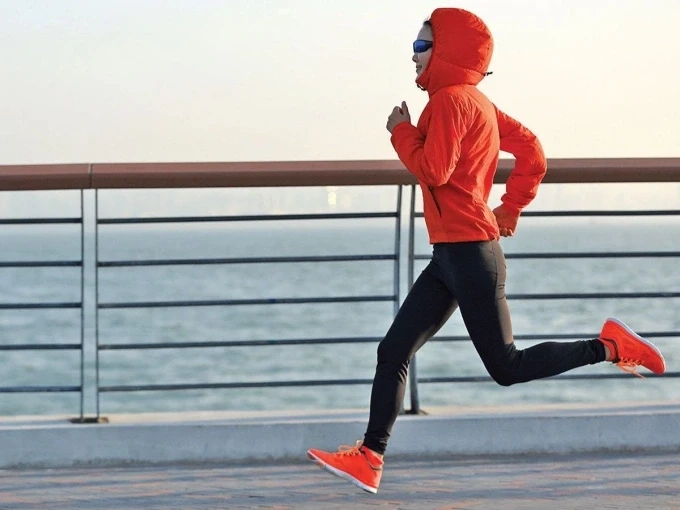 Nên giữ ấm trước khi ra ngoài vào mùa lạnh, phòng tránh đột quỵ, tăng huyết áp. Ảnh: Ahmedabad Mirror