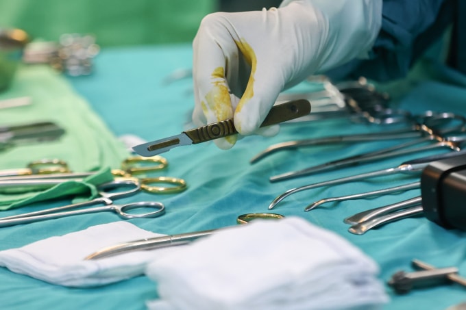 Bác sĩ Bệnh viện Nhi đồng 2 điều trị cho bệnh nhân. Ảnh: Quỳnh Trần