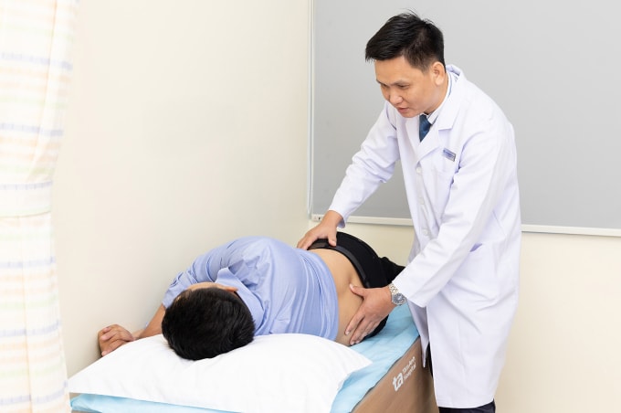 Bác sĩ Thi kiểm tra, đánh giá tình trạng sức khỏe lưng của người bệnh. Ảnh minh họa: Bệnh viện Đa khoa Tâm Anh
