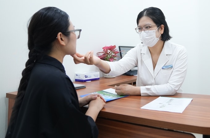 Bác sĩ Thu Trang đang tư vấn cho một phụ nữ. Ảnh minh họa: Bệnh viện Đa khoa Tâm Anh Hà Nội