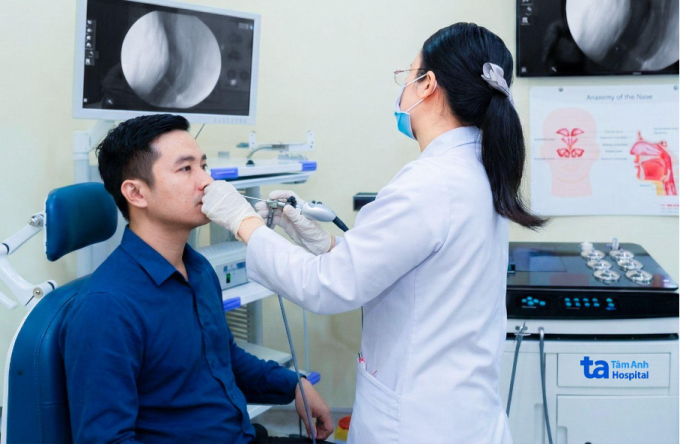 Bác sĩ Hằng đang nội soi mũi cho một người bệnh. Ảnh: Bệnh viện Đa khoa Tâm Anh