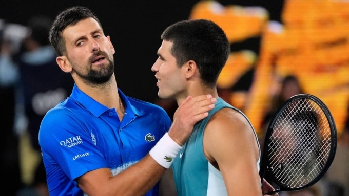 Djokovic (trái) thắng Alcaraz ở tứ kết Australia Mở rộng 2025, trên sân Rod Laver, Melbourne hồi tháng 1 năm ngoái. Ảnh: Reuters