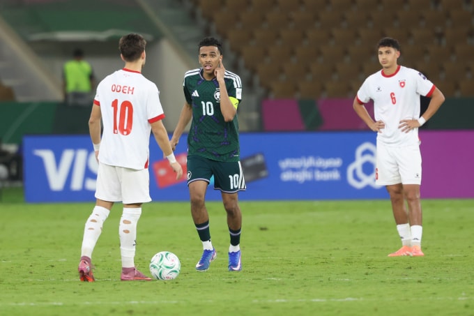 Musab Al Juwayr (áo xanh) mừng khiêu khích Odeh Fakhoury (áo trắng số 10) sau khi ghi bàn gỡ 2-2 ở phút 60 trên chấm phạt đền, trong trận Arab Saudi thua Jordan 2-3 ở lượt hai bảng A U23 châu Á 2026, trên sân Prince Abdullah Al Faisal ở Jeddah, Arab Saudi ngày 9/1/2026. Ảnh: AFC