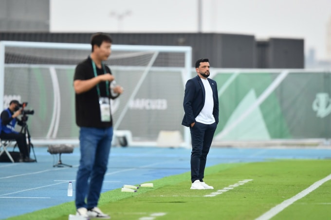 HLV De Lacerda (phải) quan sát từ ngoài đường biên trận Kyrgyzstan thua Việt Nam 1-2 ở lượt hai bảng A VCK U23 châu Á 2026 trên sân King Abdullah tối 9/1. Ảnh: AFC
