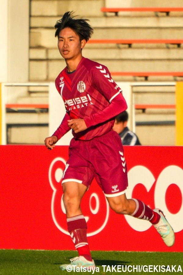 Tiền vệ Thái Lan Worakithamrongchai chơi cho đội trường Yamanashi Gakuin. Ảnh: Gekisaka