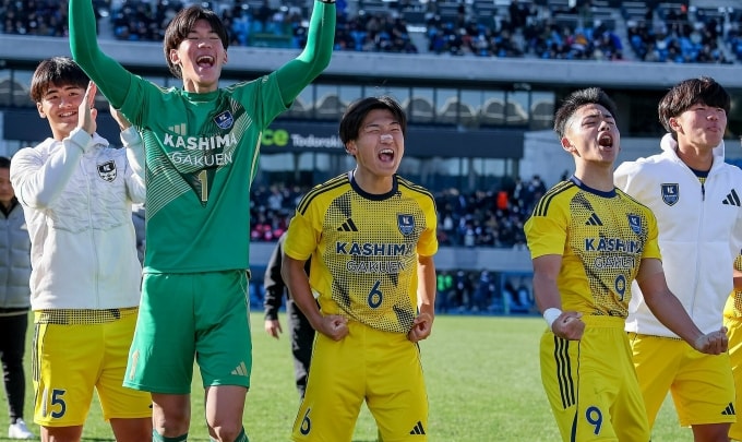 Poomrapee Siribunyakul (áo xanh) cùng Kashima Gakuen thắng Ryutsu Keizai Kashiwa 1-0 ở bán kết giải bóng đá THPT toàn Nhật Bản 2025, trên sân Quốc gia Nhật Bản ở Tokyo ngày 10/1/2026. Ảnh: Gekisaka