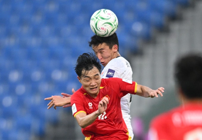 Nguyễn Xuân Bắc (áo đỏ) tranh chấp bóng bổng với cầu thủ Kyrgyzstan. Ảnh: AFC