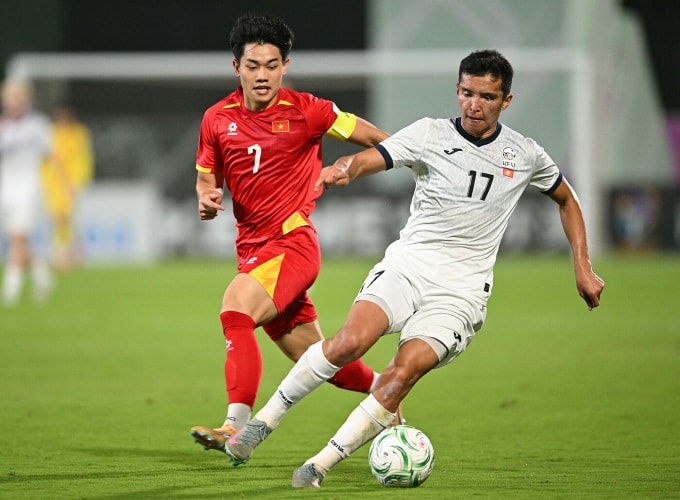 Tiền đạo Việt Nam Nguyễn Đình Bắc (áo đỏ) tranh chấp trong trận thắng Kyrgyzstan 2-1 ở lượt hai bảng A VCK U23 châu Á 2026, trên sân King Abdullah ở Jeddah, Arab Saudi ngày 9/1/2026. Ảnh: AFC