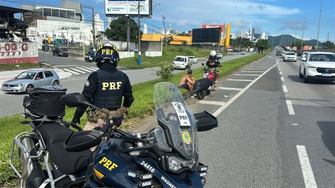 Tay lái môtô bị thương nhẹ sau pha mạo hiểm và bị cảnh sát xử phạt. Ảnh: Polícia Rodoviária Federal