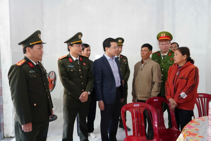 Ông Hoàng Hải Minh, Phó Chủ tịch TP Huế thăm nhà dân mới xây xong ở xã Khe Tre. Ảnh: Vạn An