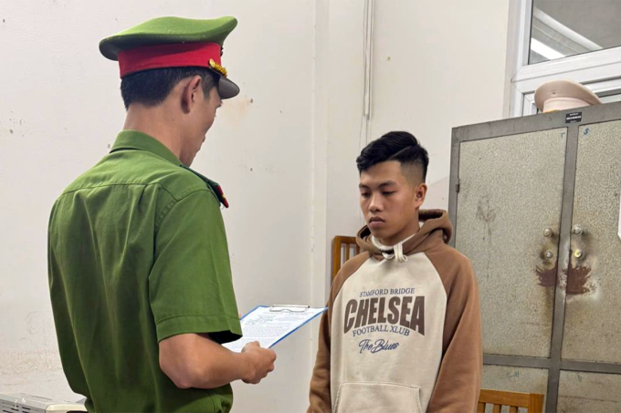 Công an đọc lệnh khởi tố Nguyễn Quang Đại. Ảnh: Công an cung cấp