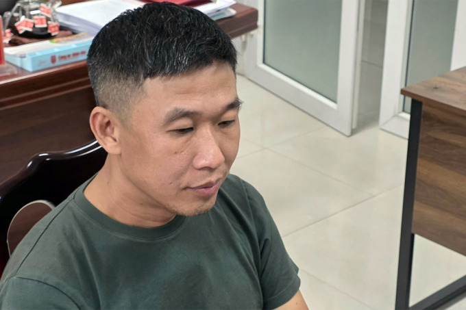 Bùi Văn Toàn (44 tuổi, Nghệ An) trực tiếp vận chuyển tôm hùm giống từ Singapore về Việt Nam. Ảnh: Công an cung cấp