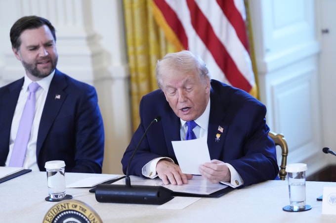 Tổng thống Donald Trump đọc ghi chú riêng nhận từ Ngoại trưởng Marco Rubio tại cuộc họp ở Nhà Trắng ngày 9/1. Ảnh: AP