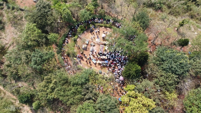 Vị trí được cho là huyệt đạo thiêng tại đỉnh Am Tiên. Ảnh: Lê Hoàng