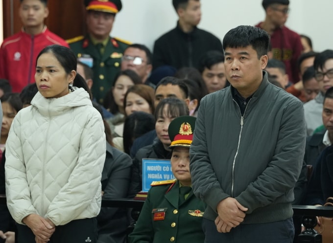 Hai chị em Hậu tnghe tuyên án sáng 10/1. Ảnh: Danh Lam