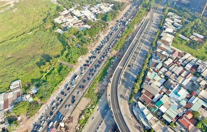 Nhánh cầu vượt cho xe rẽ phải từ cao tốc TP HCM - Long Thành - Dầu Giây xuống Mai Chí Thọ, đưa vào khai thác cuối năm 2025. Ảnh: Giang Anh