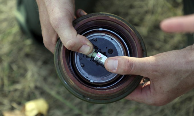 Mìn chống bộ binh được sử dụng trong buổi huấn luyện rà phá mìn cho cựu chiến binh tại Kiev, Ukraine tháng 10/2025. Ảnh: AFP