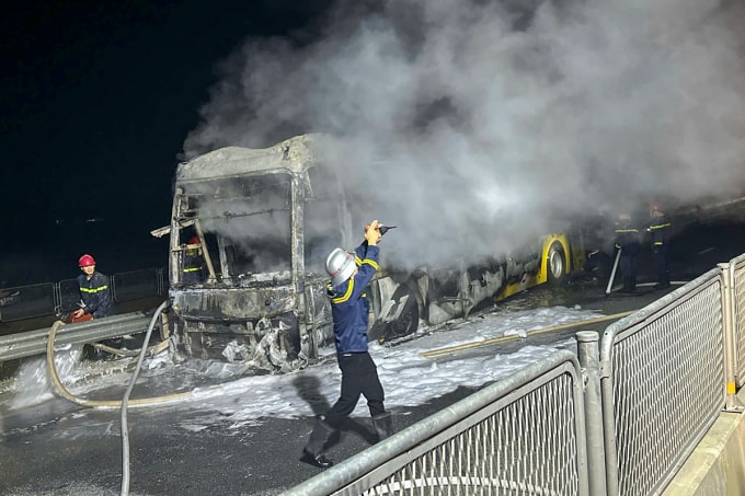 Xe khách bị thiêu rụi sau vụ cháy. Ảnh: Hùng Lê