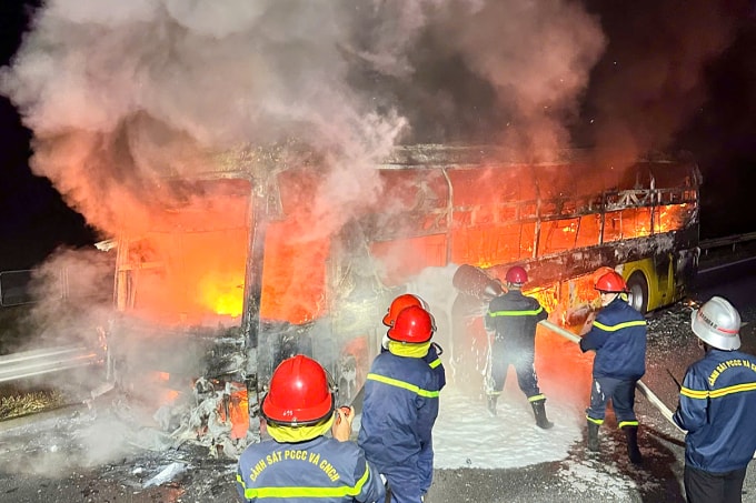 Hiện trường vụ cháy xe khách, rạng sáng 10/1. Ảnh: Hùng Lê
