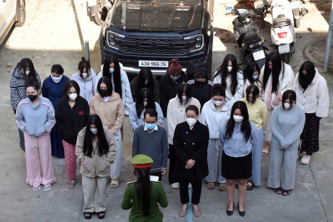 Nhiều người tại hai tụ điểm mại dâm trá hình bị công an triệu tập, trong đó 6 người bị tạm giữ hình sự. Ảnh: Công an cung cấp