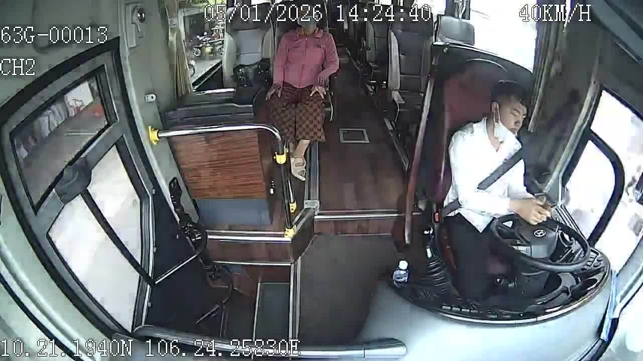 Lái xe khách bấm điện thoại gây tai nạn bị xử phạt