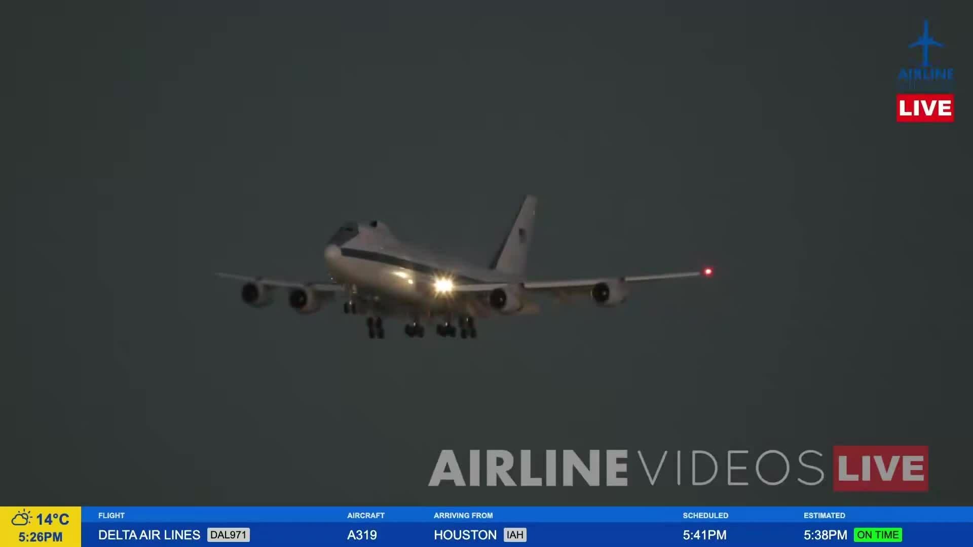 Mạng xã hội Mỹ dậy sóng vì máy bay 'Ngày tận thế' xuất hiện ở Los Angeles