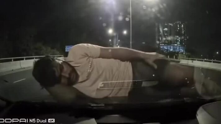 Người đi xe máy nằm yên trên nắp ca-pô ôtô sau va chạm