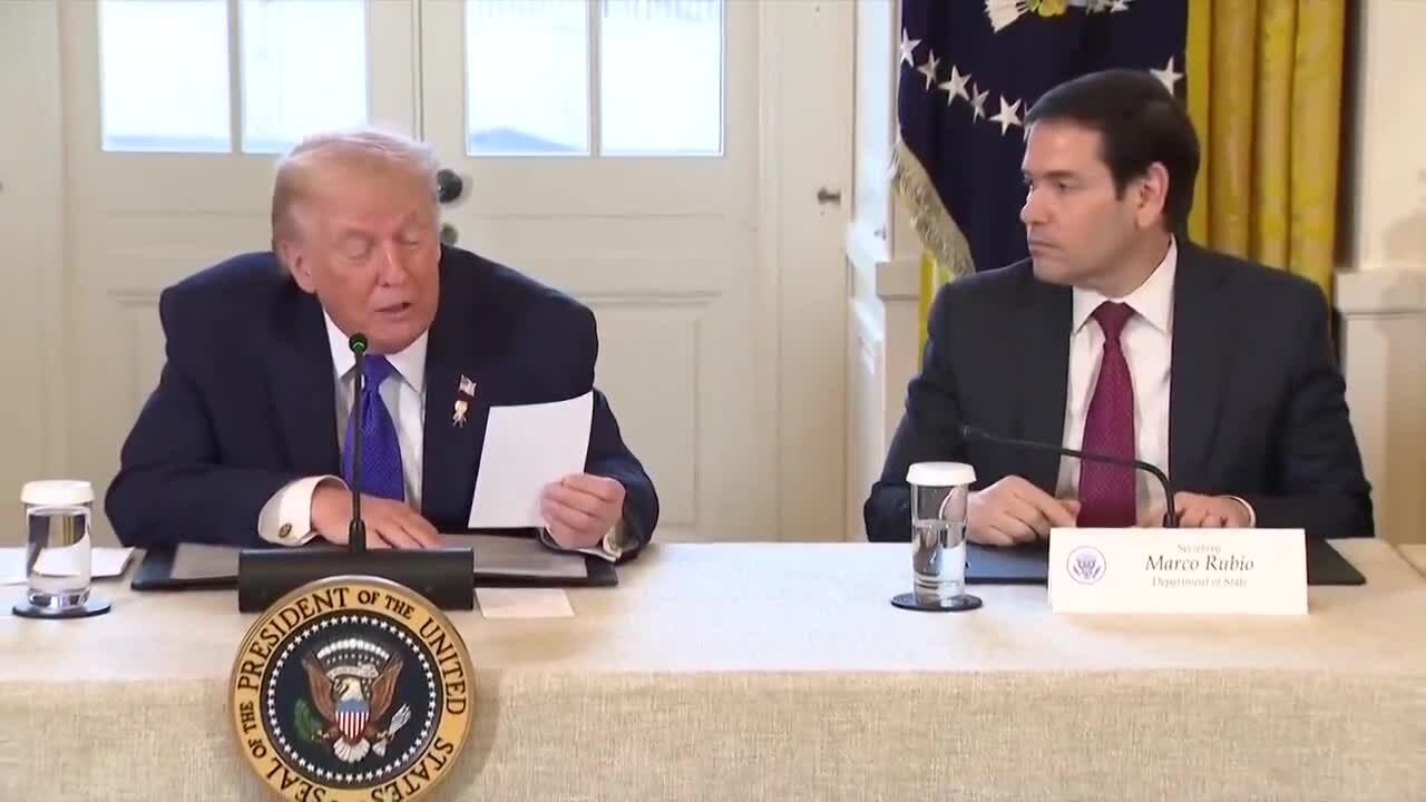 Ông Trump gây bất ngờ khi đọc to ghi chú riêng từ Ngoại trưởng Rubio