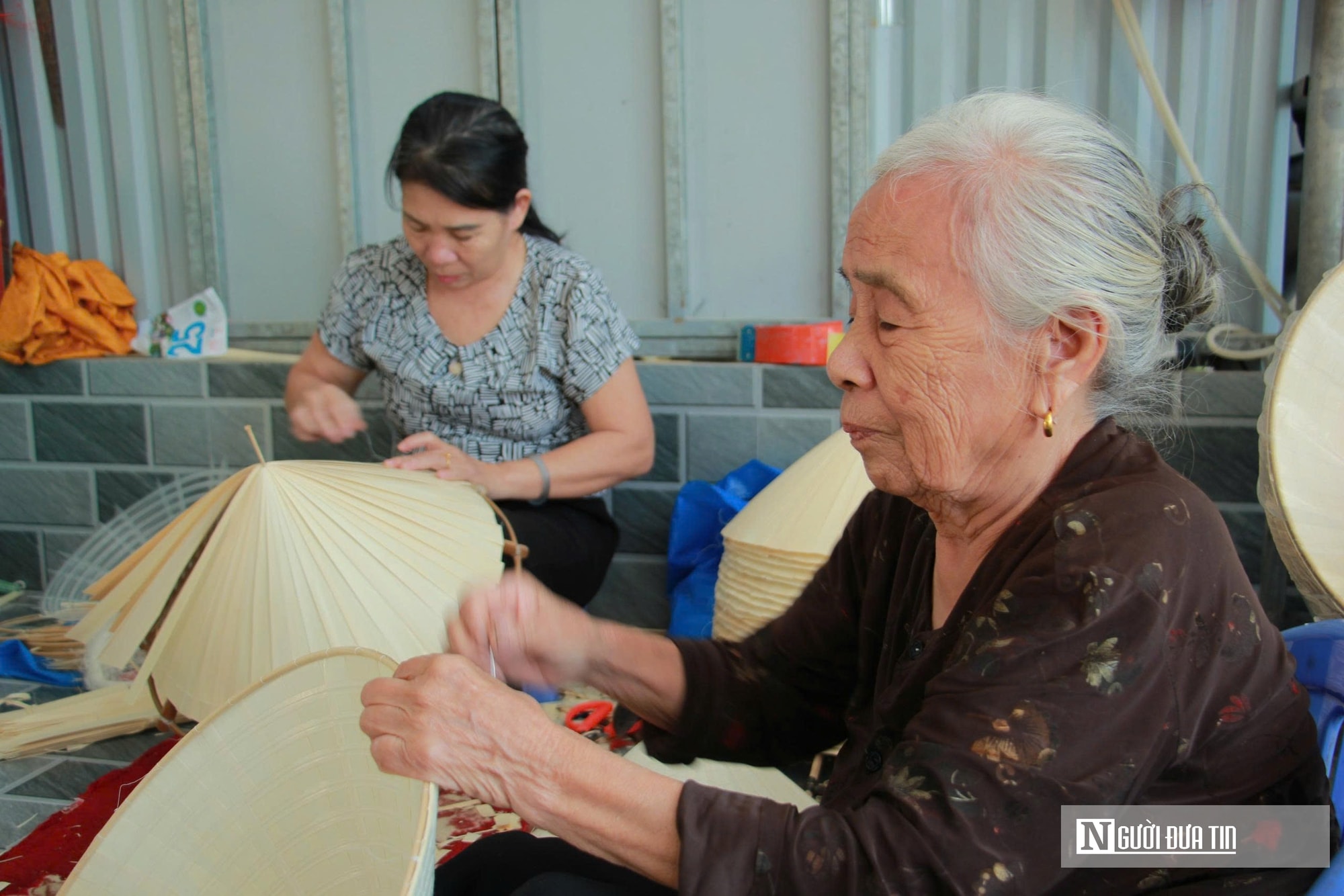 Làng nghề nón lá thủ công hơn 200 năm tìm cách "sống còn" giữa thời hiện đại- Ảnh 1.