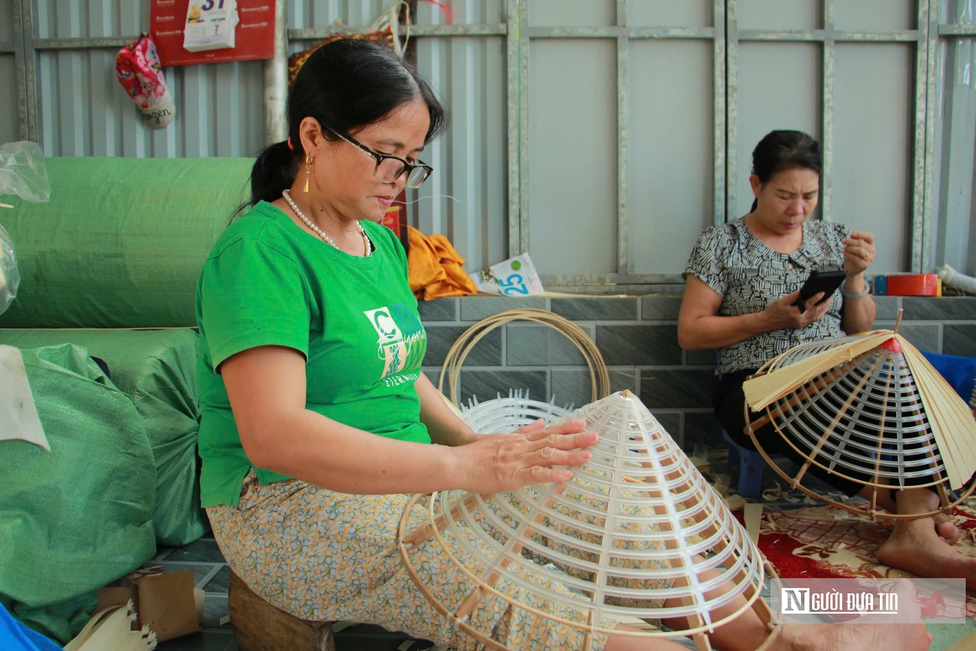 Làng nghề nón lá thủ công hơn 200 năm tìm cách "sống còn" giữa thời hiện đại- Ảnh 2.