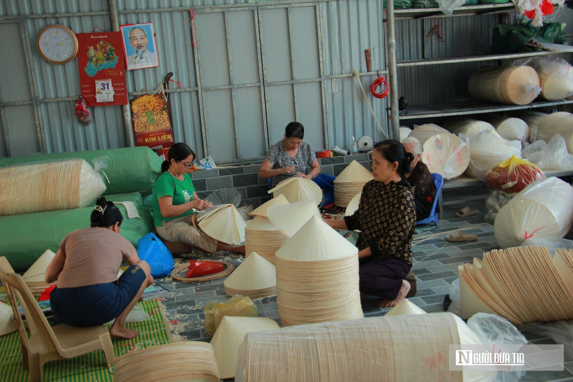 Làng nghề nón lá thủ công hơn 200 năm tìm cách "sống còn" giữa thời hiện đại- Ảnh 4.
