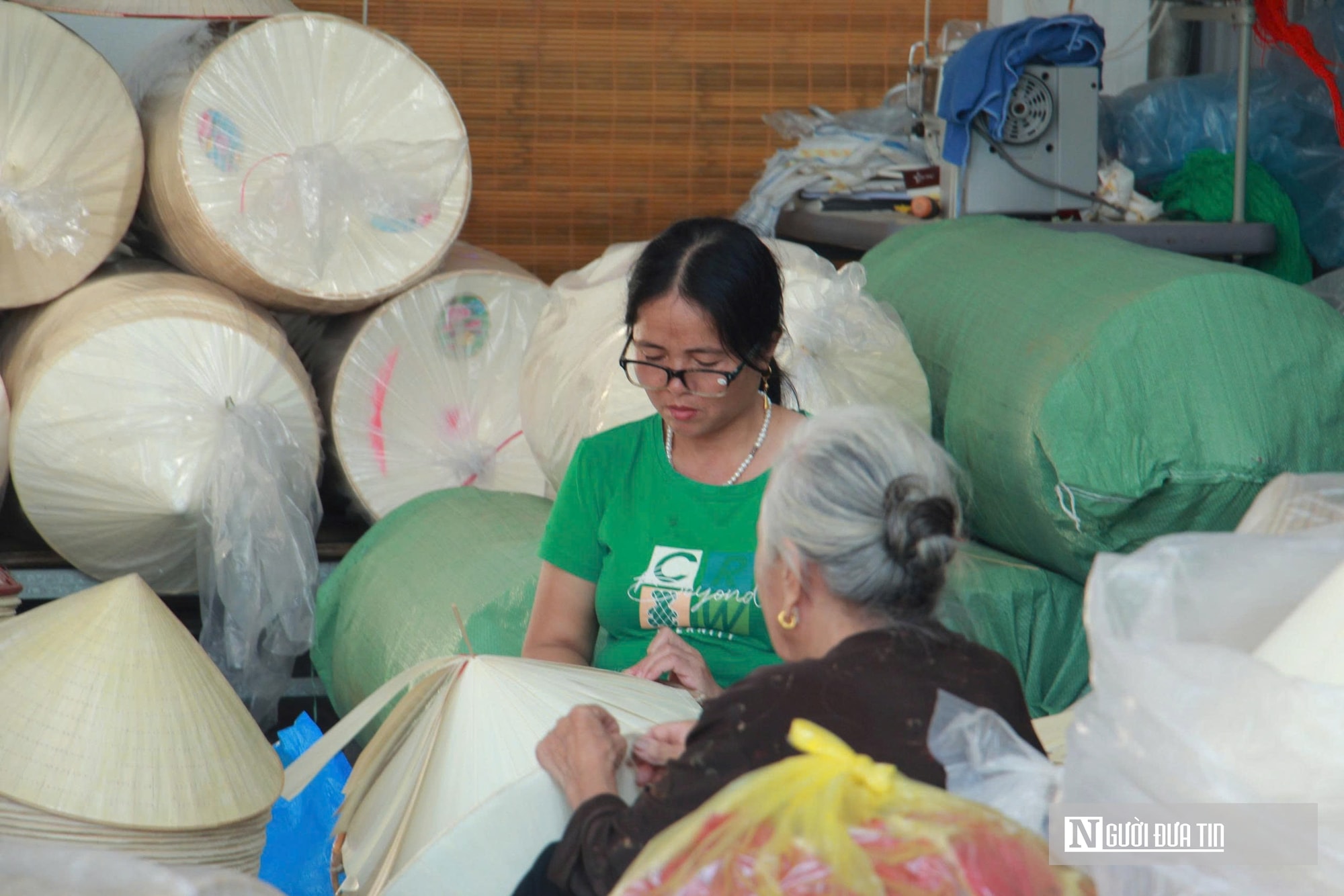 Làng nghề nón lá thủ công hơn 200 năm tìm cách "sống còn" giữa thời hiện đại- Ảnh 5.